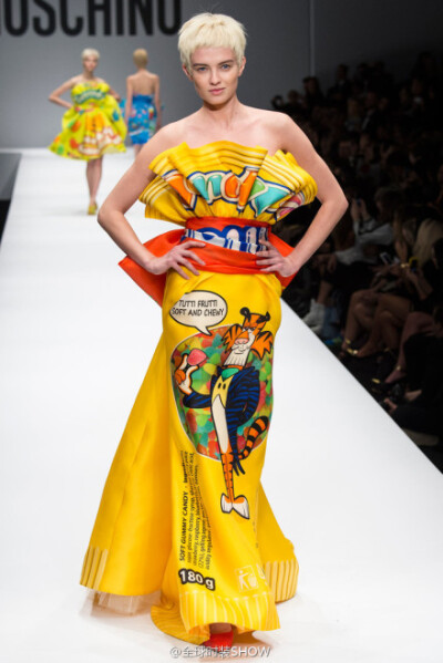 莫斯奇诺 (Moschino) 2014秋冬女装秀，设计师用巧克力和膨化食品包装袋做礼服，Jeremy Scott像过家家一样，把自己最朴实的坏品味都倒了出来，却叫人讨厌不起来，反而觉得自由自在不装腔也很有爱。