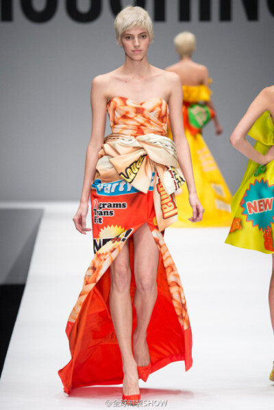 莫斯奇诺 (Moschino) 2014秋冬女装秀，设计师用巧克力和膨化食品包装袋做礼服，Jeremy Scott像过家家一样，把自己最朴实的坏品味都倒了出来，却叫人讨厌不起来，反而觉得自由自在不装腔也很有爱。