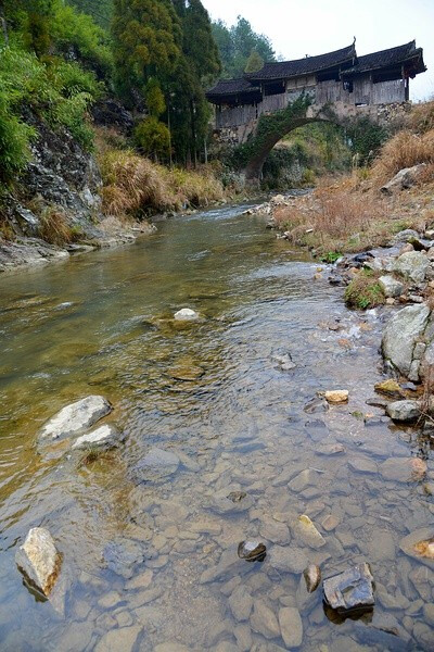 霞光桥，位于泰顺县横坑乡华洋村，系石拱木廊桥。始建于清雍正元年（1723），咸丰、同治年间均有修建