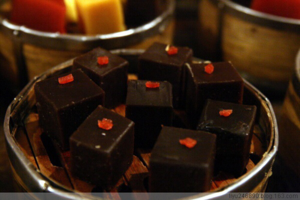 王府井小吃一条街 是有各的集各种花样品种繁多的小吃. 不光是北京的小吃 还聚集了东西南北风味. 就看你爱那种口味了。