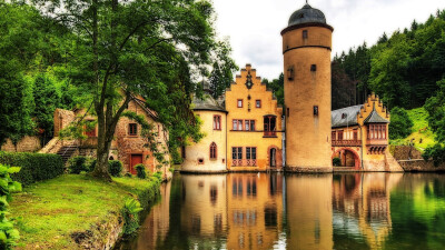 Lakeside-castle_1366x768