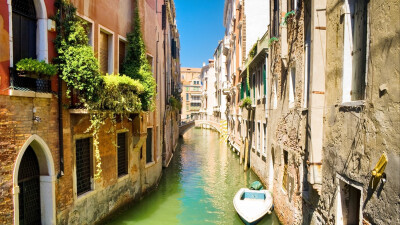 Venice-canal-boat-bridge-and-house_1366x768