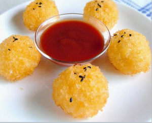 【香炸饭团】做法：米饭1碗，鸡蛋一个，面包糠少许，寿司醋适量。准备好米饭在加入一汤匙寿司醋和少许盐拌匀，然后揉成饭团，饭团要捏的紧实一些，饭团先在蛋液里裹上均匀的一层蛋液然后再裹上一层面包糠，先预热锅，油热五成热时下入饭团炸至外皮金黄酥脆时捞出控油，配上番茄酱或喜欢的酱料。