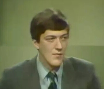 斯蒂芬·弗雷 Stephen Fry。 油炸叔年轻的时候这脸…………