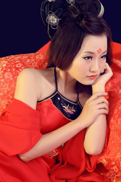 回到过去,回到曾经, 回到原点,回到最初的宁静。 我们终于落幕, 彼此不再纠缠,生活终于归于平淡。 我终于明白, 我还是那个喜欢安静的孩子, 我还是那个不愿意和别人争抢的孩子。 我终于明白,我要的只是安宁。