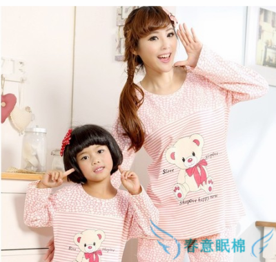 这套亲子家居服是在http://shop109018676.taobao.com/这家小店看到的，很萌对吗？全棉质地。我很喜欢。所以推荐给大家！