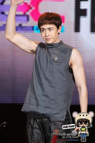 好白嫩嫩..Nichkhun