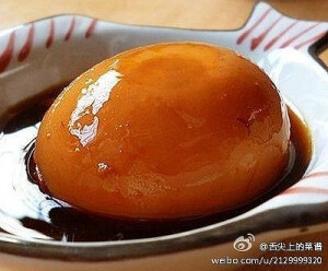  【啤酒蛋】鸡蛋煮熟后剥去壳将花椒、八角、桂皮、干辣椒、香叶和剥好的鸡蛋放入沙煲内。放入适量生抽、老抽。倒入啤酒，差不多一罐左右，没过鸡蛋为宜。大火烧开后小火煮半小时左右（煮好后，鸡蛋可以浸在卤汁里一阵，越久越入味）味道很香。做的过程中都想要吃一个了。