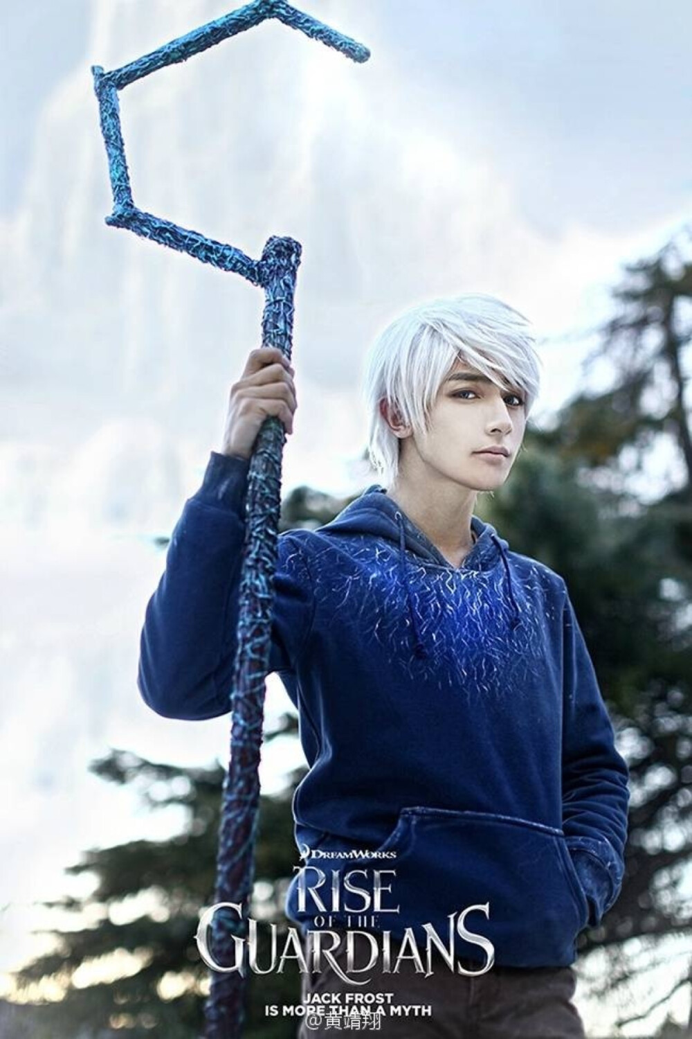 屯图星人来还债了…#Rise of the Guardians# cos -Jack Frost-服装道具/化妆/cn：原po -摄影：@黑猫-妖然 -后期：黑猫 @山人有淞 @谁是校长 一年前拍的图了，对这个角色算是一见钟情，看了电影立刻晋级本命，虽然之前票房不算好，最近看到他被更多人喜欢就很开心&amp;gt;&amp;lt;（ps：求只Elsa公主拉郎配啊！[雪]