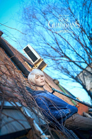 屯图星人来还债了…#Rise of the Guardians# cos -Jack Frost-服装道具/化妆/cn：原po -摄影：@黑猫-妖然 -后期：黑猫 @山人有淞 @谁是校长 一年前拍的图了，对这个角色算是一见钟情，看了电影立刻晋级本命，虽然之前票房不算好，最近看到他被更多人喜欢就很开心&amp;gt;&amp;lt;（ps：求只Elsa公主拉郎配啊！[雪]