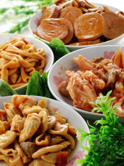 5、豆腐皮肠
用料：鲜豆腐皮一大张，蛋清20克，豆粉20克，蘑菇70克，马蹄爽（去皮）70克，豆干丝100克，青笋70克，葱丝10克，姜丝10克，番茄酱20克，香油、料酒、精盐、味精、花椒粉各适量。
①豆腐皮用温水泡软，切…