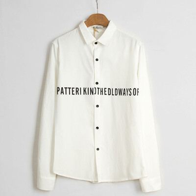 字母白色衬衫