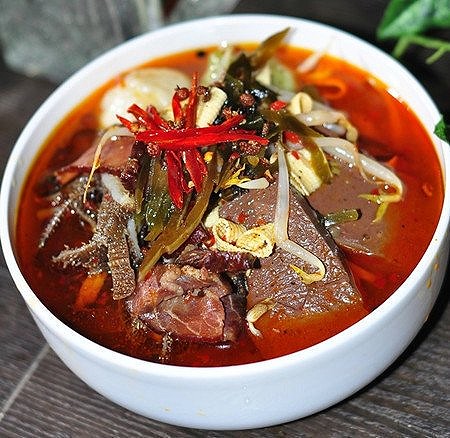 毛血旺 食材：牛百叶100g、鸭血1盒、干豆腐适量、豆芽适量、鱼丸适量、大红袍料适量 做法： 1)将牛百叶泡洗干净，切成手指粗条；将鸭血切大块；干豆腐切成宽条；干海带泡发，豆芽洗净。 2)锅中加底油烧热，下入大红袍料抄香，加清水和姜片。 3)下入鱼丸，干豆腐，海带，豆芽煮开。 4)起锅煎十五分钟加入鸭血和百叶，煮熟倒入盆中。 5)起锅热油，加入花椒炸香，去掉花椒，将油淋在毛血旺上即可。