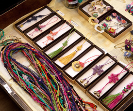  来韩国想体验最纯粹的韩式工艺，东琳结艺工房是绝对不能错过的。东琳结艺工房兼售各式各样的结艺商品，其中既有耳环、发卡、发箍这些首饰，也有手机链、装饰别针、眼镜链等其他用途的物件，让人感叹小小的结艺用途如此广泛。除小物件外，价格稍贵的手工结艺作品也有出售。来看看这些做工精美、色彩鲜艳的结艺作品里有没有合你心意的吧。  http://www.hanguoyou.org/