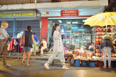 一个人静静 的行走在孤独而又熟悉的街头. 静静聆听着雨夜的寂寞与忧伤. 一种叫作回忆的东西悄悄的漫上心头. 伴随着雨水 的失落轻轻笼罩在孤单的夜色中。