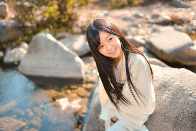 摄影师Jaime Moore为庆祝 女儿5岁生日给她拍了5张黑白照片. 分别模仿了 历史上有名的5位女权主义者. 包括Coco Chanel、 Amelia Earhart、Helen Keller等。 妈妈说：“别总是芭比娃娃 迪士尼公主啥的. 应该让女儿 看…