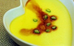 【美味蒸水蛋】做法：1.1个鸡蛋打开,加4g淀粉,2g盐,1g米醋,兑１倍温水;2.将蛋打散;3.蛋液过筛;4.蒸碗内抹点油,倒入鸡蛋液,蒸碗上盖保鲜膜;5.水开后,蒸碗入屉锅,小火,蒸十二分钟左右,关火后再虚蒸几分钟;6.出锅后拿下保鲜膜,撒葱花,滴入海鲜酱油即可~