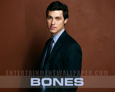 《识骨寻踪》（Bones）——Lance Sweets 是一名心理学家。FBI 觉得 Bones 和 Booth 的冲突或许会影响他们的工作，所以委任 Lance 为他们的心理医生。 Bones 和 Booth 喜欢称他的姓氏作“唐唐”(Sweets)。