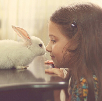  暖色治愈系童年图片。还记得自己的童年是什么样子的吗？当我还如小孩般天真烂漫时，一起都是美好的。一个微笑，一颗糖果，一只兔子，都能让我带上幸福的笑容~~~ http://www.bizhizu.cn/zhiyuxi/