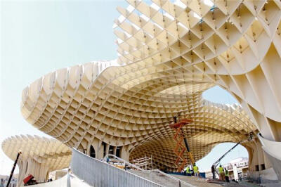 j. mayer h. architects设计的“都市阳伞”（metropol parasol）。 这个混凝土和阳伞结构将成为塞维利亚市的一个地标，更加加强这座城市的文化意味。来源于城市雕塑公司http://www.tjds.com.cn