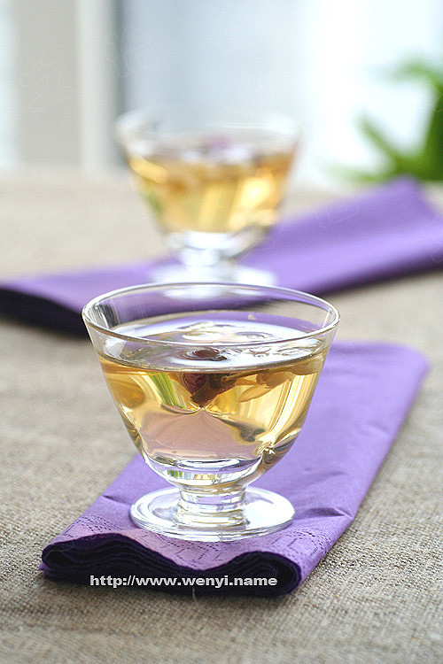 -美颜玫瑰茉莉绿茶 原料：绿茶包一枚 玫瑰花10颗 茉莉花20颗 蜂蜜随意 做法： 1）将绿茶包，玫瑰花，茉莉花放入碗中，倒入开水，浸泡5分钟后，将绿茶包取出，否则绿茶的味道太浓重，会遮盖掉玫瑰和茉莉的芳香。 2）待茶汤稍微冷却后，调入蜂蜜即可。