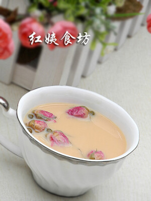 玫瑰奶茶 原料：红茶1包，怀正玫瑰6朵，牛奶适量，蜂蜜适量 做法：1. 将红茶包和玫瑰花放入杯中。 2. 加适量开水冲泡，静置2分钟。 3. 红茶和玫瑰花泡开后，加适量蜂蜜。 4. 把红茶包取出来，（红茶包可以冲泡2~3次）。 5. 倒入适量牛奶进去。 6. 搅拌均匀即可饮用。 温馨提示：所有步骤3分钟之内即可完成，可以用奶粉代替牛奶，用奶粉奶味会更浓一些。自己动手，3分钟即可冲泡出一杯，飘着玫瑰清香的健康奶茶~