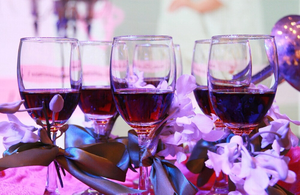 对于世界而言，你是一个人；但是对于某个人，你是他的整个世界