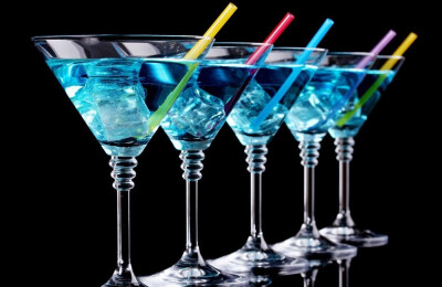 没有人值得你流泪，值得让你这么做的人不会让你哭泣