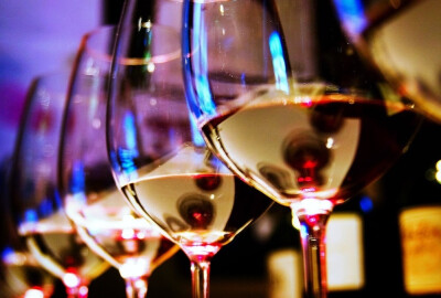 是那纯粹的爱，还是酒后的寂寞……