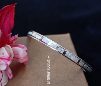 细细的，纹路很特别。淘宝小店----无穷花开银饰坊（http://shop109689230.taobao.com）。