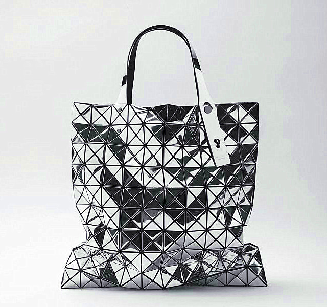 Bao Bao Issey Miyake 就叫包包 铝箔质感为建筑艺术般纹理的包包增加了冷酷的气息。最讨喜的是还有个直观的名字—就叫“包包”。