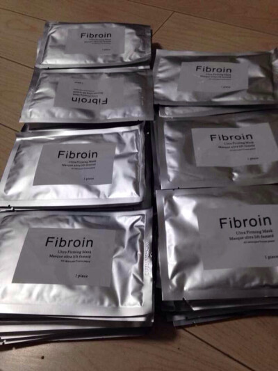 Fibroin蚕丝面膜  产地：泰国配方，国内制造  功效：补水、保湿、美白  使用方法：洁面后取出面膜并展开，将白色膜取下来，将蚕丝面膜紧贴面部抚平，用手 轻轻按压蓝色纤维膜，使蚕丝面膜与面部完全贴合。小心…