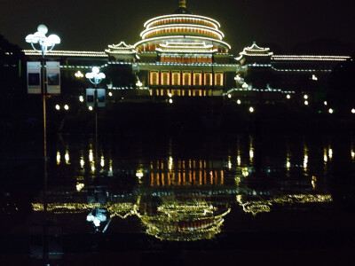 雨中的大礼堂