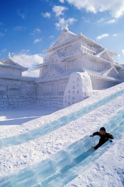 a Snow Festival in Sapporo, Hokaido, Japan 日本札幌的冰雪节。札幌冰雪节是日本北海道札幌市的传统节日。始于1950年，在每年最冷、雪最多的2月的第一个星期举行，到星期日为止，为期5天。众所周知，北海道的人民…