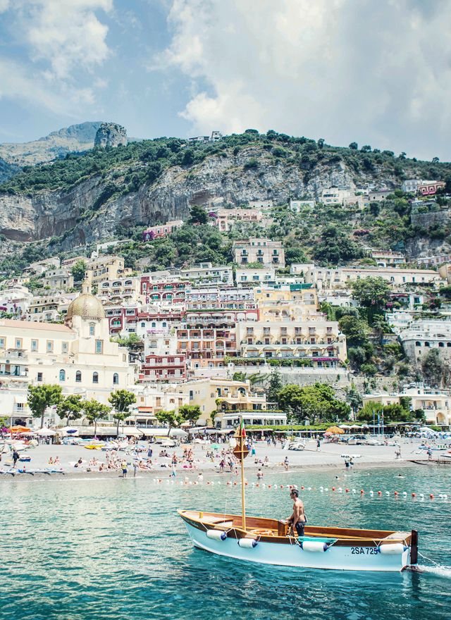 Positano, Italy。波西塔诺位于意大利坎帕尼亚大区阿马尔菲海岸‎沿岸的一个小镇。城镇主要部份背山面海，分布在高山与大海之间的平地上，一位作家这样形容：波西塔诺是一个梦乡，你在时，她不是很真切，你离开后，她变的栩栩如生。阿马尔菲海岸被誉为欧洲最美丽的海滩，这里的海岸线蜿蜒曲折，岸上山岛耸峙巍峨，山谷与海岬交错，果园与野生植物并存，原生态的自然环境中有丰富的人文历史，浓密山林中散落着许多如诗如画的小镇，而其中最漂亮的那一个叫做波西塔诺。