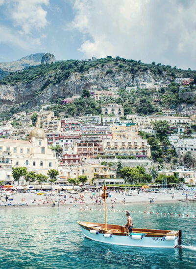 Positano, Italy。波西塔诺位于意大利坎帕尼亚大区阿马尔菲海岸‎沿岸的一个小镇。城镇主要部份背山面海，分布在高山与大海之间的平地上，一位作家这样形容：波西塔诺是一个梦乡，你在时，她不是很真切，你离开后，…