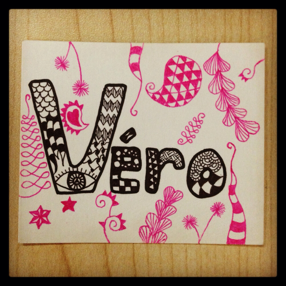 Véro。Véronique。女孩法语名。禅绕画。zentangle。粉红色。pink。