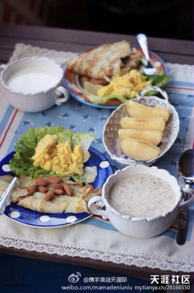 松饼粉加牛奶煎成了软煎饼，嫩炒鸡蛋+大杏仁+牛奶燕麦+苹果。