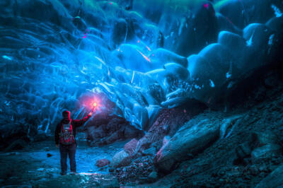 冰封奇迹 探险家拍下阿拉斯加绝美冰洞