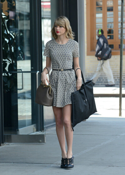 TAYLOR SWIFT - 纽约 街拍 [14/04/09]