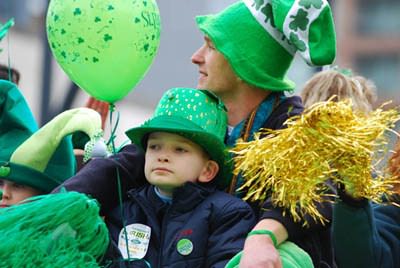 圣帕特里克节（St. Patrick's Day）是每年的3月17日，是为了纪念爱尔兰守护神圣帕特里克。这一节日5世纪末期起源于爱尔兰，如今已成为爱尔兰的国庆节。随着爱尔兰后裔遍布世界各地，现在，圣帕特里克节已经渐渐在一些国家成为节日。美国从1737年3月17日开始庆祝。