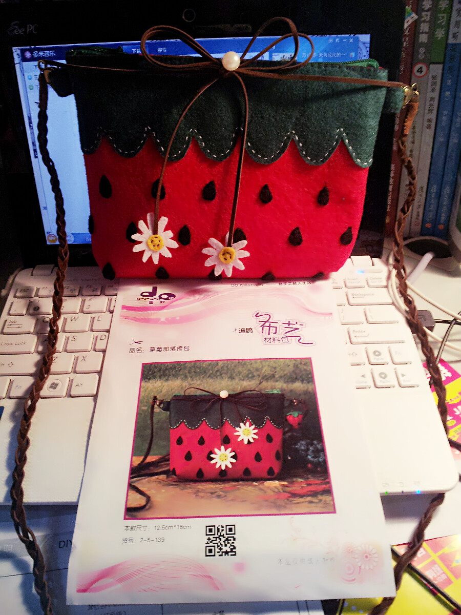 有不织布做的小包包 还有用超轻粘土捏的各色小物~喜欢就赞一个·、