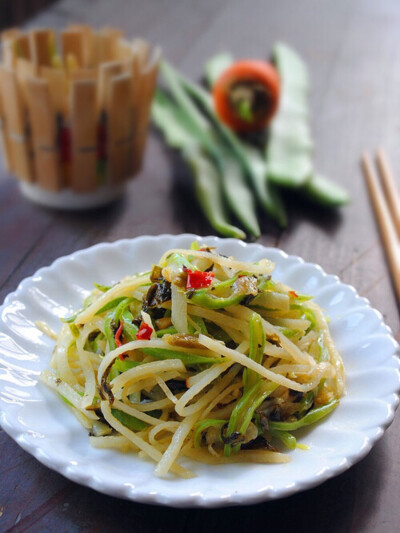 
酸菜双豆丝食材明细：芸豆5根.土豆半个.菜适量.大蒜适量.油适量.盐适量.料酒适量.鸡精适量.制作步骤1.大蒜切末.酸菜切碎末2.土豆均匀切丝.清水洗去多余淀粉.捞出沥水3.芸豆去筋.洗净切成丝4.热油.爆香蒜末5.下入酸…