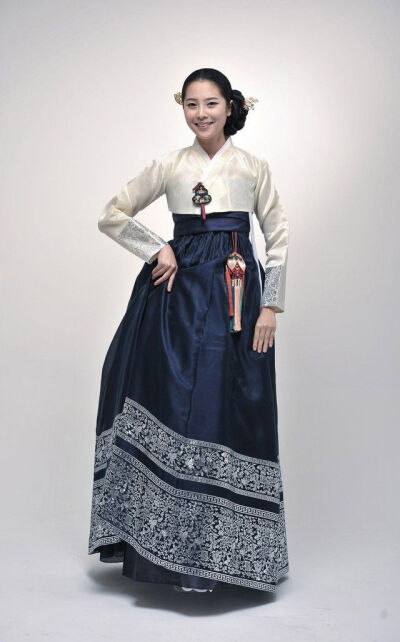 Hanbok inspired Korean traditional dress by Kyung Lim Hanbok韩国传统服饰。曦 @晨曦小径