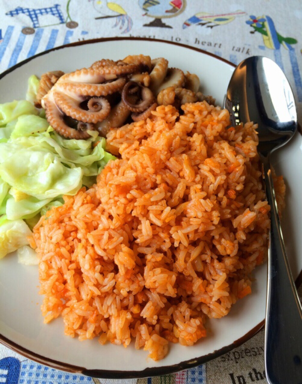 jollof rice和炒章鱼和时蔬