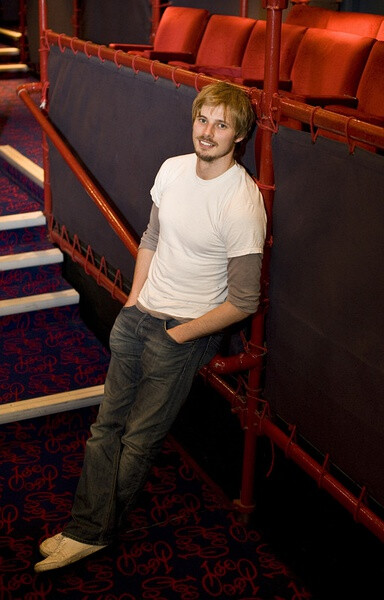 布莱德利·詹姆斯，英国影视演员。曾在伦敦戏剧中心（Drama Centre London）接受训练。2008年，Bradley在电视剧Lewis的Music to Die For这一集中首次露面，也在BBC3的试播剧Dis/Connected中饰演Ben Davies。他同时被…