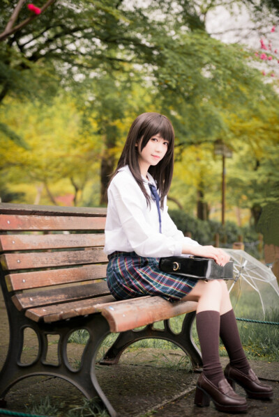 以前那么几十年里.总觉得只要再等一等.再等一等.下一个也许就会不一样.也许会有真正值得你投入的人出现.他让你手心出汗.心跳加速.觉得人生圆满.你和他加起来就是整个世界.但到现在.我已经不年轻了.一个人倘若不想孤…