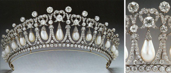 【The Cambridge Lover's Knot Tiara 】皇冠原有的设计共有38颗水滴形的大珍珠，所以这顶皇冠又称为“珍珠泪”。皇冠共有19个拱形结构，每颗下面吊有一颗珍珠。修改之后皇冠尖端镶嵌的19颗珍珠中的4颗成为一条四排珍珠项链的配件，上图为两种款式的对比。 Lover's Knot 在《古典戒指款式收集》一文中提到过，是一种双绳的绳结，罗马时期用作婚戒样式。这顶皇冠上的心形设计就源于Lover's Knot。