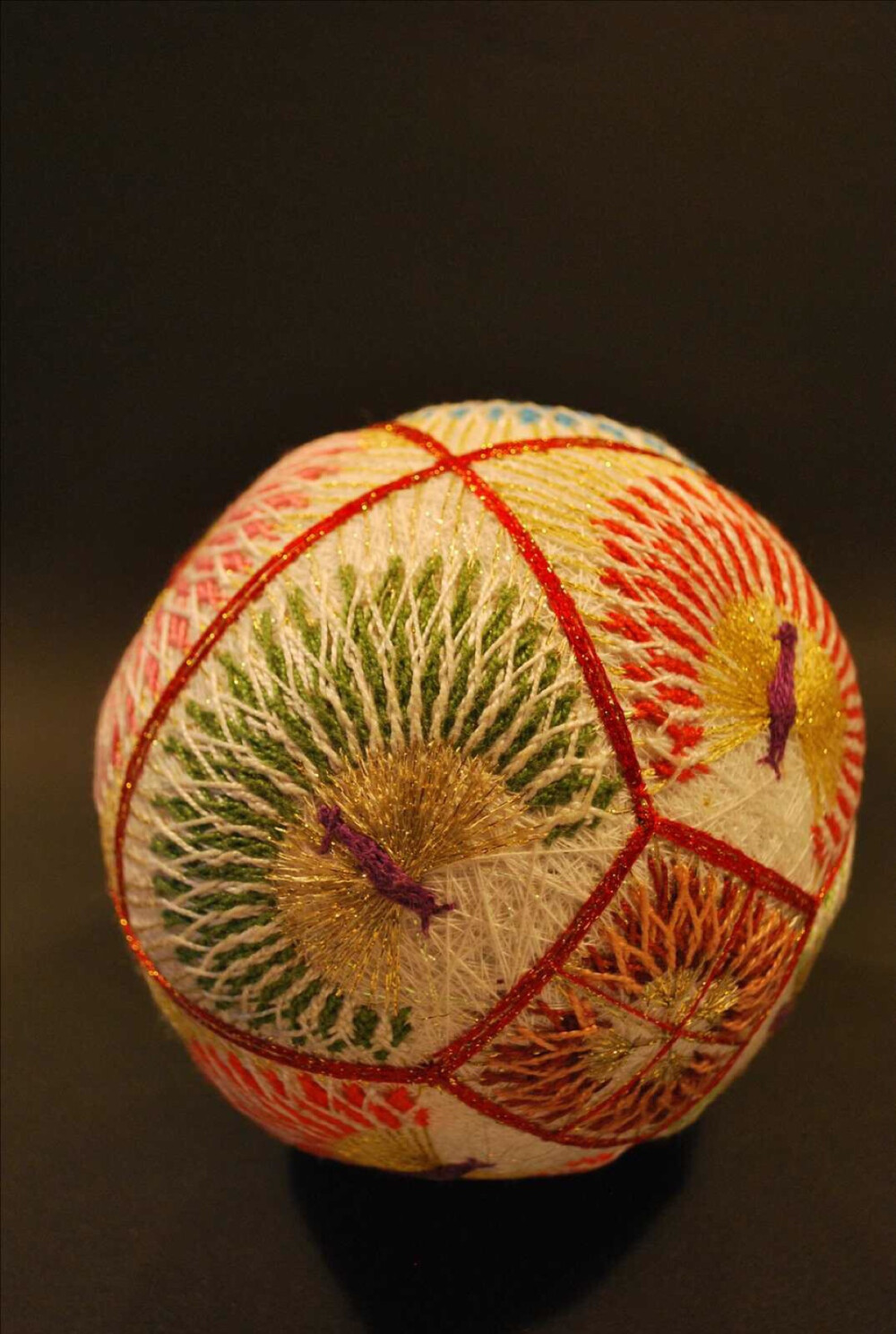  手鞠球（temari）是民间艺术的一种形式，起源于中国，而后成为了一种日本传统玩具，它与和服有着密切的联系，在贵族和皇室风行一时。三角形、正方形、钻石型、条纹、星型、花型等各种形状不胜枚举。每个地区的手鞠都独具特色，日本南部更是以精美绝伦的手鞠引以为傲。 尽管曾一度被人们遗忘，但如今这种表面精致、刺绣复杂的线球又重新回归到我们的视线。这位92岁的日本老奶奶从60多岁开始做手鞠球，如今已经做了500多个！她的孙女NanaAkua为她拍了这些照片。