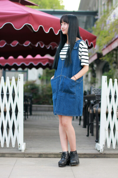 减龄背带裙。衣服链接：http://item.taobao.com/item.htm?spm=a1z10.1.w4004-6689117083.1.EL4EgH&amp;amp;id=38406526602